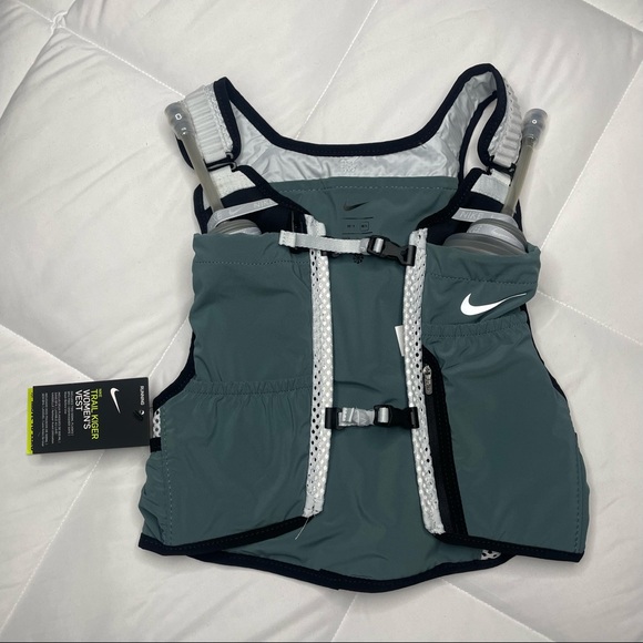 New Women Kiger Running Vest 4.0
Medium/Large
Hasta/Black/Pure Platinum/Silver - Picture 2 of 15